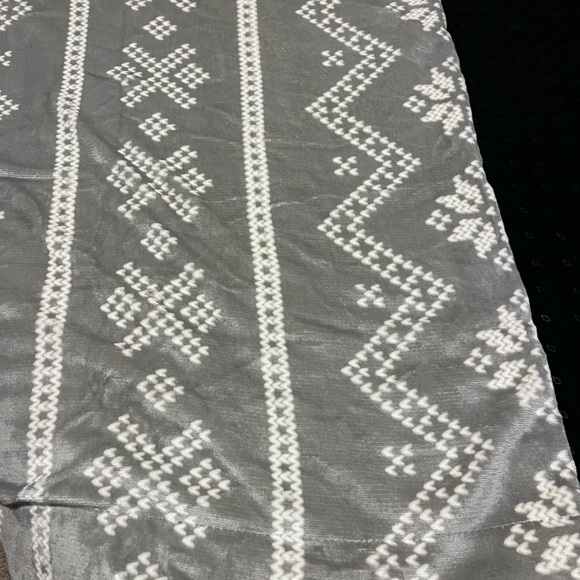 NWT Northeast Outfitters Cozy Gray White snow flake Sherpa Blanket 50x60 - Picture 1 of 4